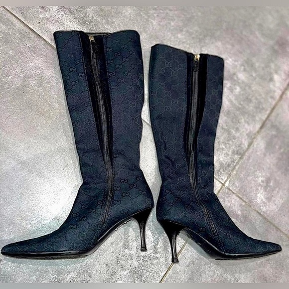 Size 37 Gucci Heels #Gucci #Heels #Designer #Shoes #Womens 
Original Price 1400 - Picture 2 of 4